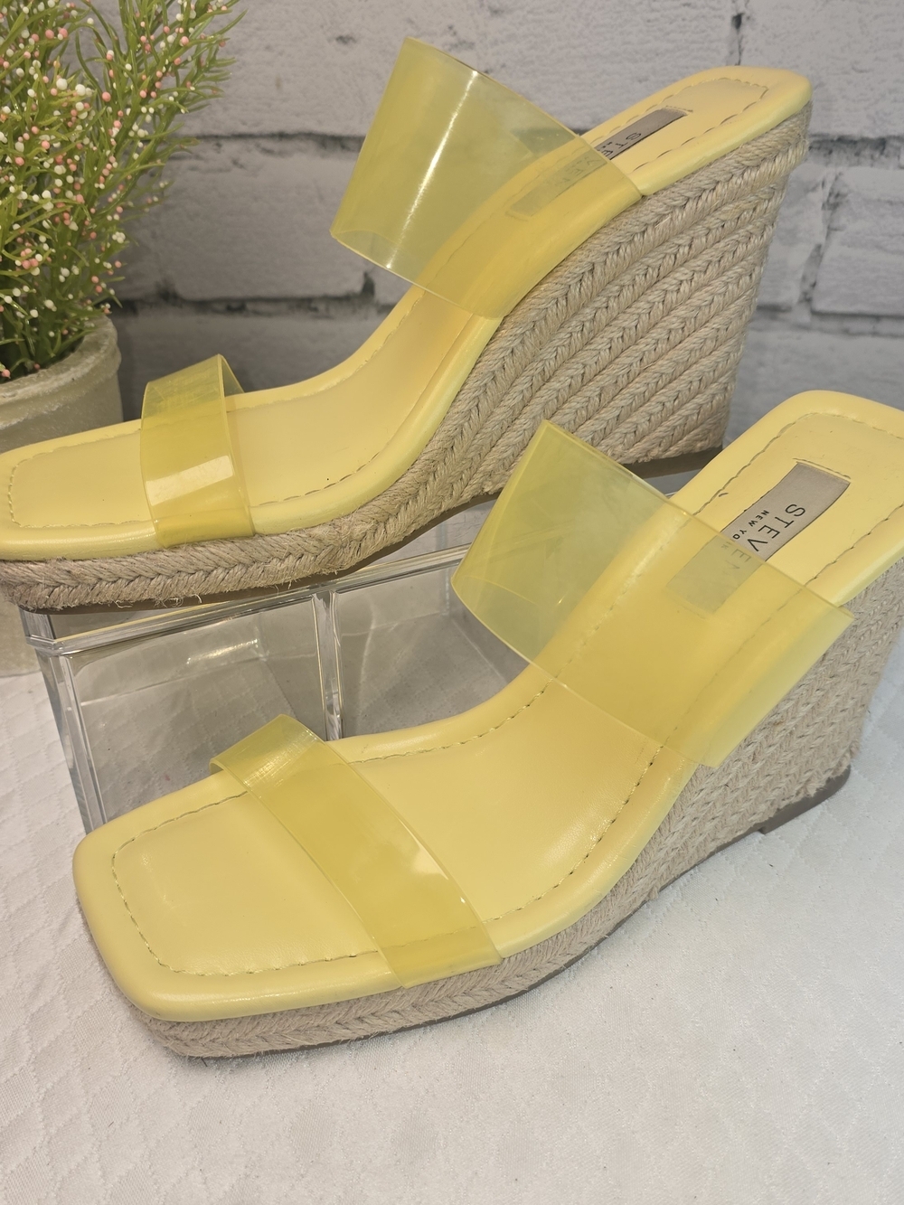 TEVEN NEW YORK MALAYA SANDALS Y2K YELLOW ESPRADILE WEDGE LUCITE STRAPS 8.5 - Picture 3 of 10